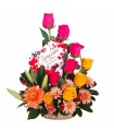 Canasta con rosas colores y chocolate