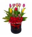 Box con 8 Tulipanes y 10 rosas