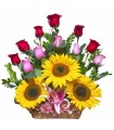 Canasta con rosas, girasoles y lirio